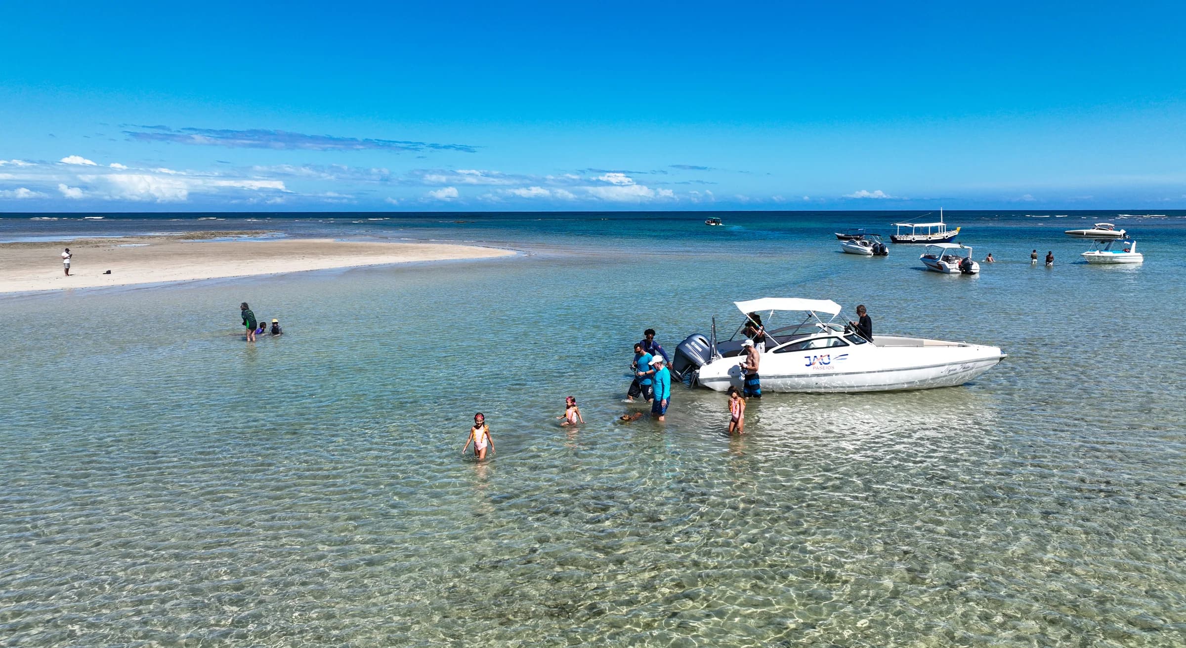 Embarcações nas águas rasas da costa de Boipeba