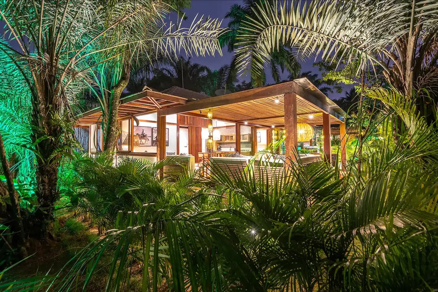 Colibri Beach Villas iluminado ao anoitecer em Boipeba