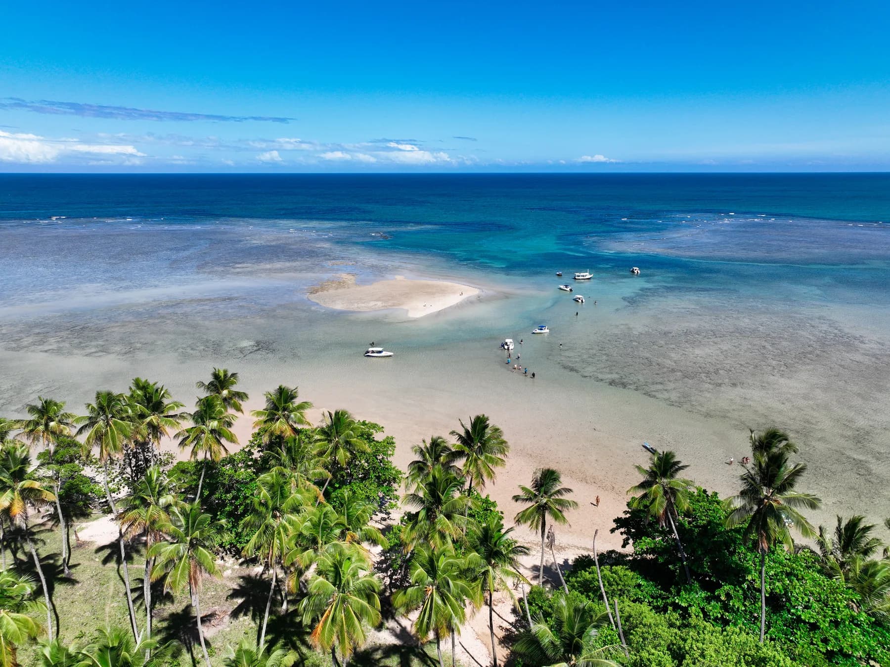 Vista aérea de uma praia de Boipeba com bancos de areia e pequenas embarcações